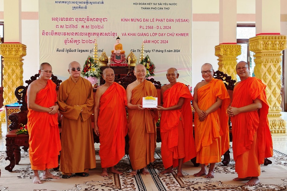 Trưởng lão Hòa thượng Viên Minh cùng chư tôn đức Trưởng lão Hội đồng Chứng minh trao học bổng Đức Nhuận đến Học viện Phật giáo Nam tông Khmer tại TP.Cần Thơ