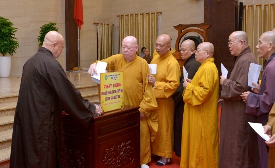 [Video] Tăng Ni, Phật tử TP.HCM về Việt Nam Quốc Tự ủng hộ đồng bào bị thiệt hại do bão lũ 