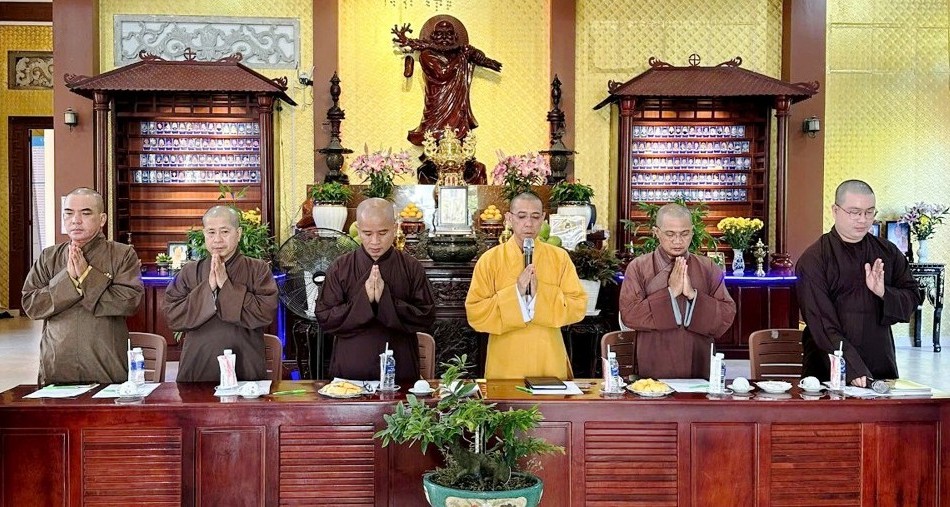 Chư tôn đức chủ tọa buổi họp