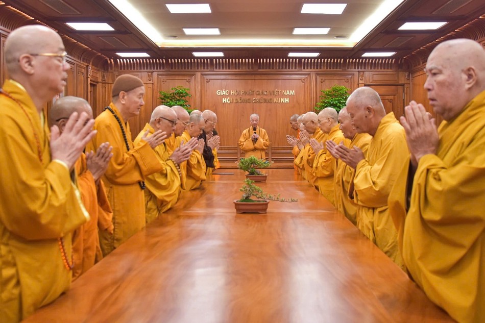 Chư vị Trưởng lão Ban Thường trực Hội đồng Chứng minh họp phiên thứ V (bất thường) quyết nghị lịch sử về việc cung thỉnh xá-lợi Trái tim Bồ-tát Thích Quảng Đức về Việt Nam Quốc Tự - Ảnh: Quảng Đạo/Báo Giác Ngộ