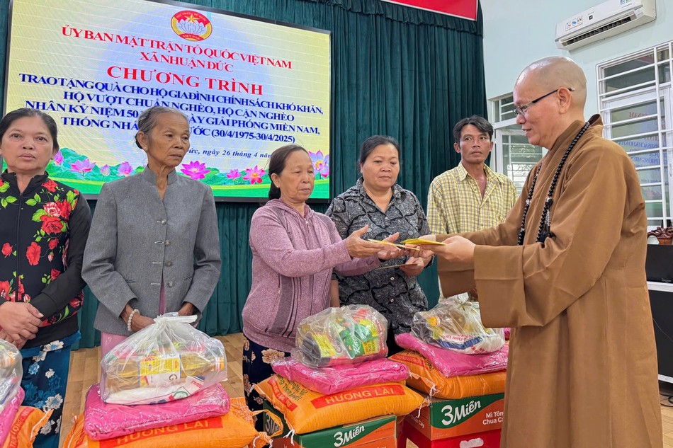 Thượng tọa Thích Tâm Chơn đại diện trao quà đến bà con có hoàn cảnh khó khăn tại H.Củ Chi