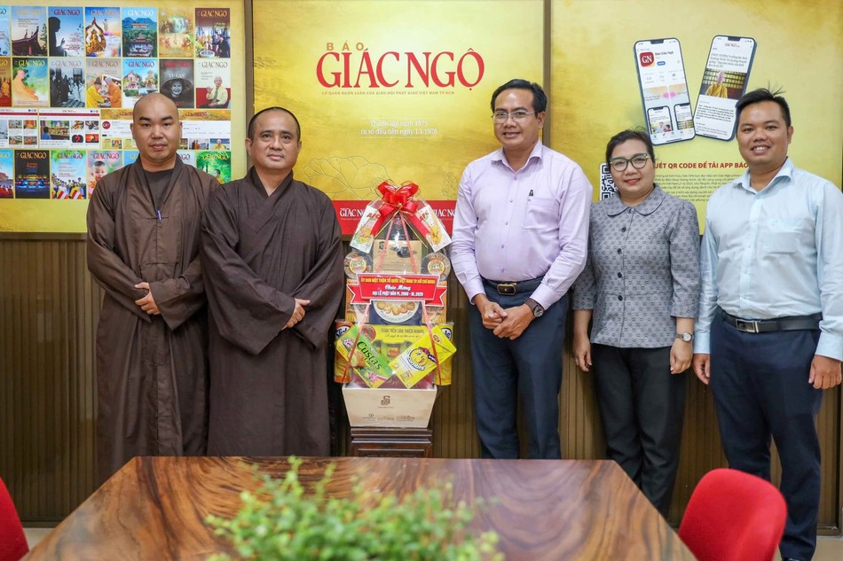 Lãnh đạo Ủy ban MTTQVN TP.HCM chúc mừng Đại lễ Phật đản đến Báo Giác Ngộ - Ảnh: Nguyên Tài/BGN