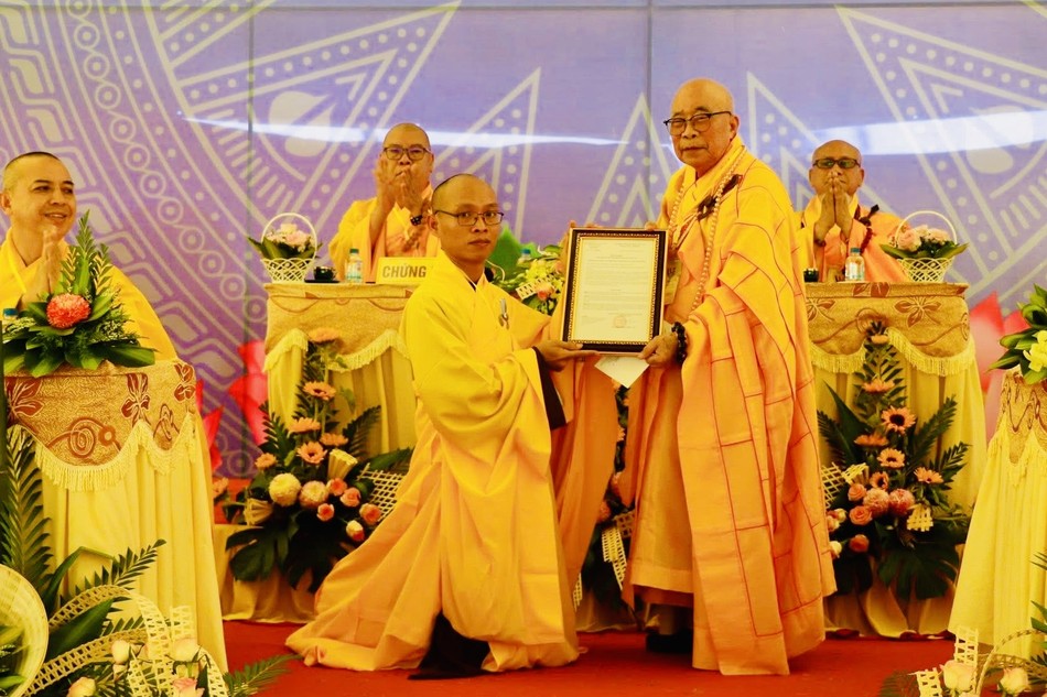 Hòa thượng Thích Thiện Tấn trao quyết định bổ nhiệm trụ trì chùa Hải Lộc đến Đại đức Thích Nguyên Đại 