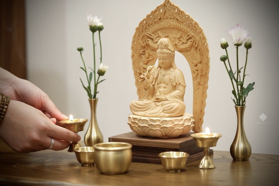 Kính lạy Đức Bồ-tát Quán Thế Âm, chúng con xin học theo hạnh của Ngài...