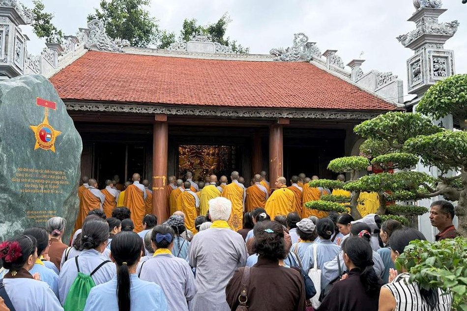 Chư Tăng Ni, Phật tử tham dự, cầu nguyện