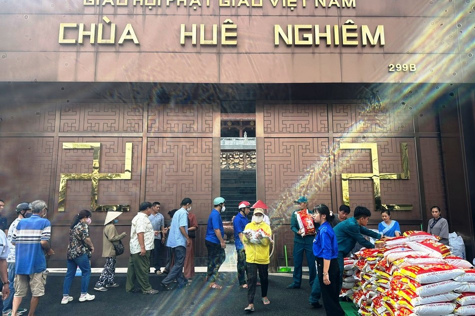 900 phần quà được Đạo tràng Pháp Hoa chùa Huê Nghiêm trao tặng đến bà con khó khăn