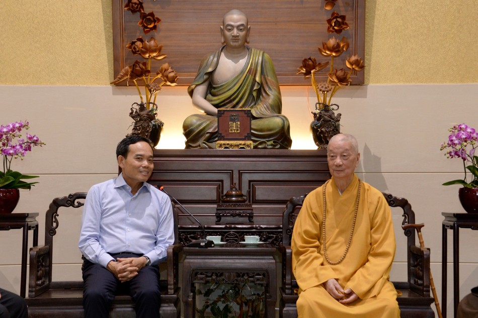 Bí thư Thành ủy TP.HCM Trần Lưu Quang chào thăm đức Pháp chủ GHPGVN - Ảnh: Bảo Toàn/BGN