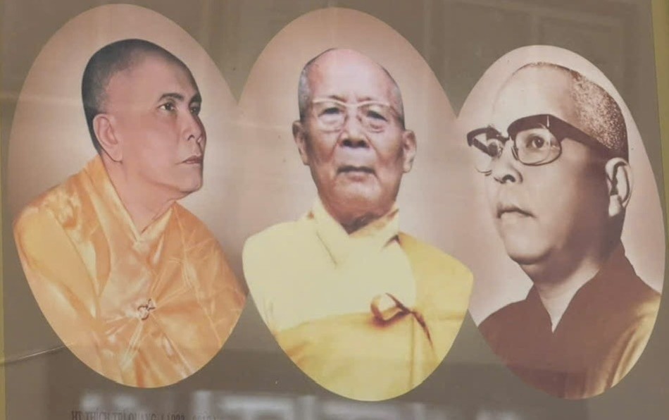 Chân dung chư vị Trưởng lão Hòa thượng Thích Thiện Siêu (giữa), Hòa thượng Thích Trí Quang (trái) và Hòa thượng Thích Thiện Minh tại tổ đình Từ Đàm