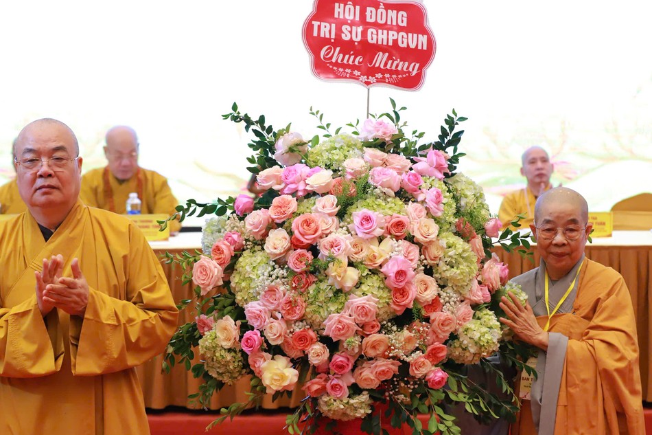 Trưởng lão Hòa thượng Thích Thanh Nhiễu tặng lẵng hoa của Hội đồng Trị sự chúc mừng Ban Tổ chức