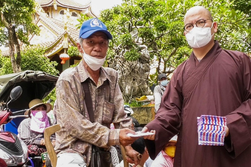 Đại đức Thích Minh Đạo, trụ trì chùa Nam Thiên Nhất Trụ tặng quà đến bà con khuyết tật