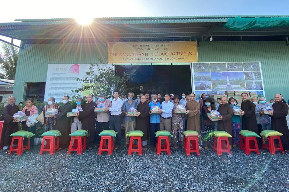 Trao quà đến bà con có hoàn cảnh khó khăn tại từ đường Trí Tịnh