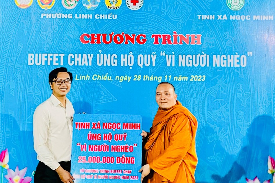 Đại đức Thích Minh Nghi trao bảng tượng trưng ủng hộ số tiền 25 triệu đồng đến Quỹ “Vì người nghèo" P.Linh Chiểu, TP.Thủ Đức