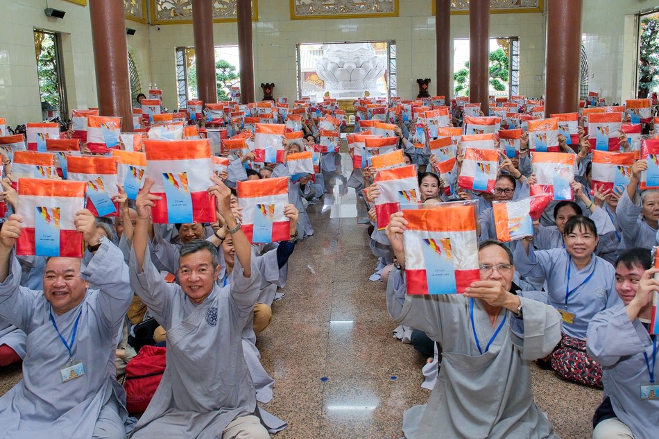 Niềm vui của Phật tử tại chùa Vạn Đức khi nhận được lá cờ Phật giáo nhân dịp Đại lễ Phật đản - Vesak 2025 
