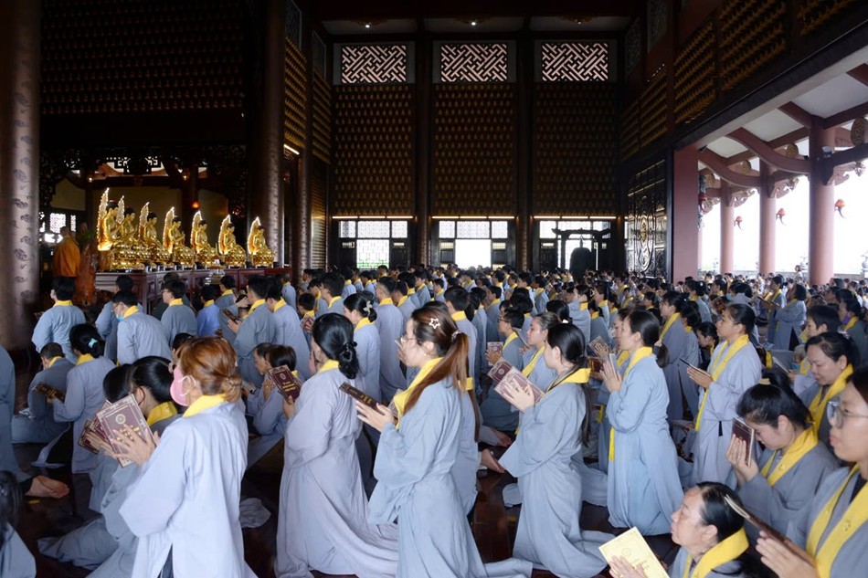 Lễ quy y Tam bảo tại chánh điện chùa Huê Nghiêm, sáng 8-6-2025 