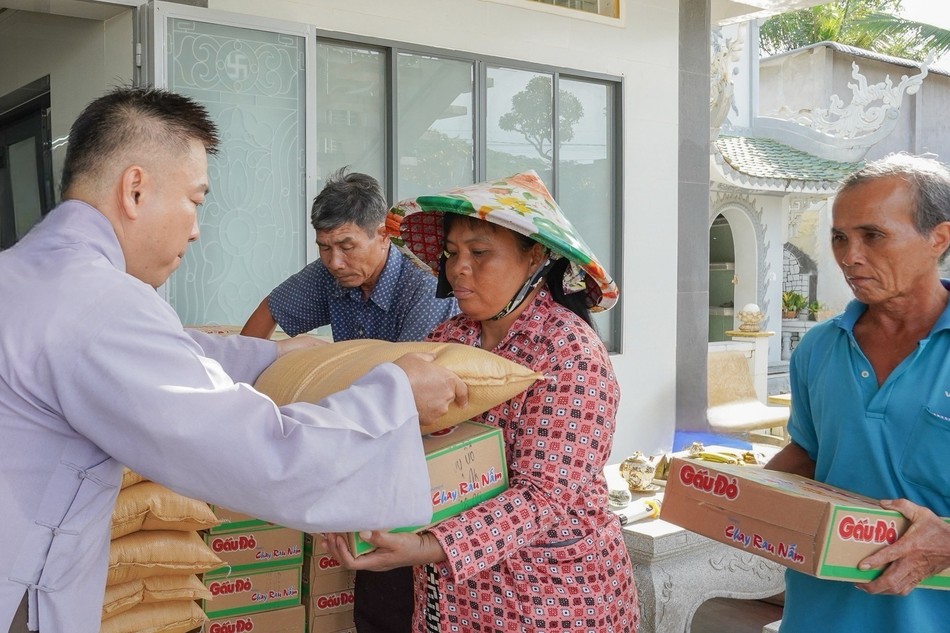 Các tự viện tổ chức trao tặng quà Vu lan, góp phần sẻ chia và nâng đỡ tinh thần bà con có hoàn cảnh khó khăn - Ảnh: Hạnh Đăng/BGN