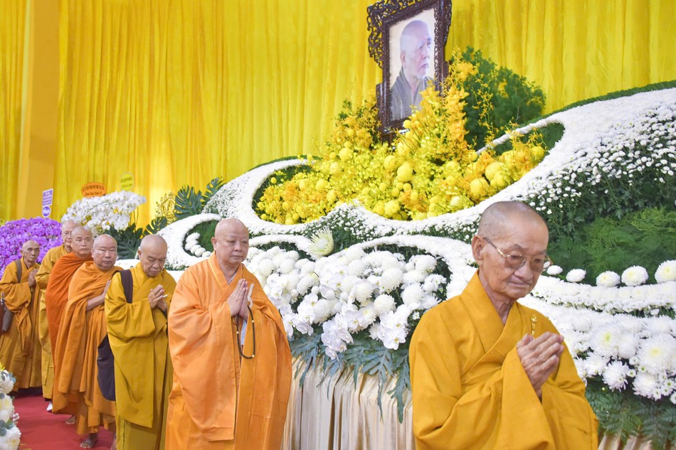 Chư tôn đức Ban Trị sự TP.HCM, các Ban chuyên môn, đại diện các phường/xã hữu nhiễu kim quan Trưởng lão Hòa thượng Thích Trí Tịnh - Phó Pháp chủ GHPGVN tân viên tịch - Ảnh: Quảng Đạo/BGN 