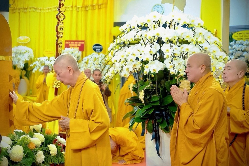 Đức Pháp chủ GHPGVN tưởng niệm Trưởng lão Hòa thượng Thích Từ Thông, Thành viên Hội đồng Chứng minh GHPGVN viên tịch, thượng thọ 98 tuổi - Ảnh: BGN