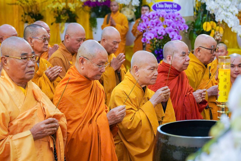 Chư tôn giáo phẩm Hội đồng Chứng minh, Hội đồng Trị sự GHPGVN dâng hương tưởng niệm Trưởng lão Hòa thượng Thích Từ Thông tân viên tịch - Ảnh: Tâm Quý/BGN