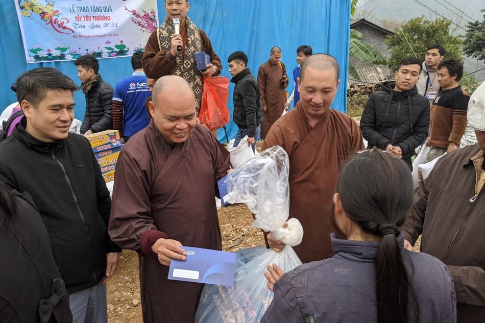 Thượng tọa Thích Thanh Phong trao quà tại điểm trường Kho Là, xã Minh Sơn, huyện Bắc Mê, Hà Giang
