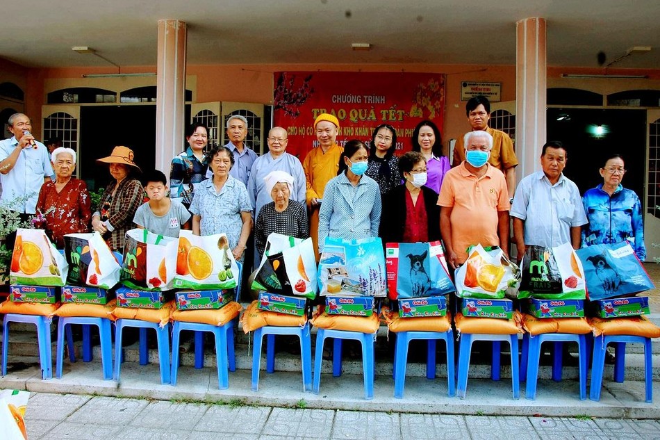 Đoàn từ thiện trao quà Tết cho người già, người khuyết tật phường 2, Thành phố Tây Ninh
