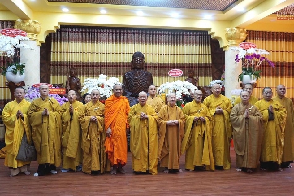 Chư tôn đức Văn phòng II Trung ương Giáo hội, Ban Nghi lễ T.Ư chụp ảnh lưu niệm tại chùa Minh Đạo