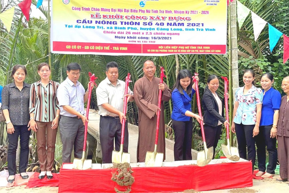 Đại đức Thích Minh Trí cùng với chính quyền địa phương khởi công xây cầu nông thôn số 40 tại ấp Long Trị