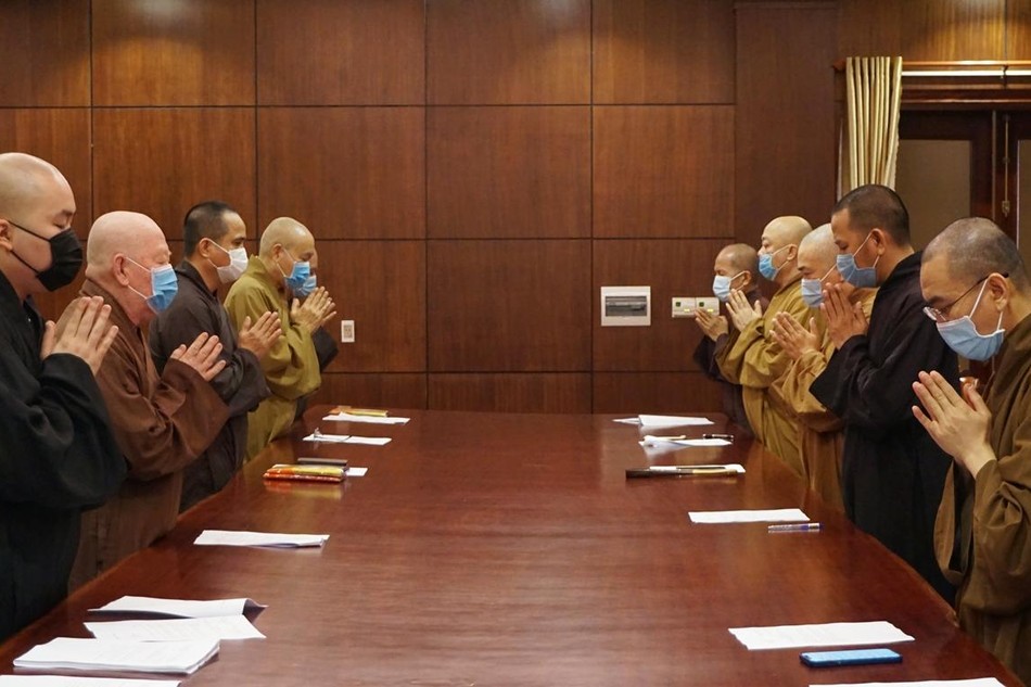 Chư tôn đức niệm Phật cầu gia hộ trước buổi họp, tại Việt Nam Quốc Tự