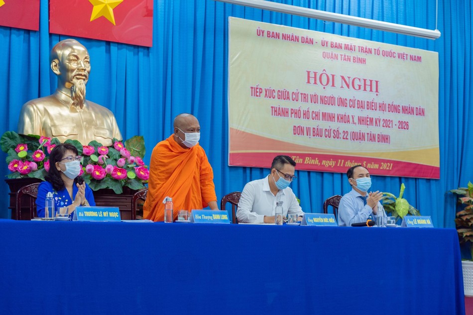 Hòa thượng Danh Lung tiếp xúc giữa cử tri, tại đơn vị bầu cử 22, quận Tân Bình - Ảnh: Đăng Huy