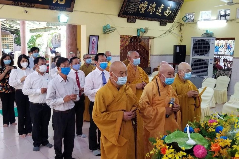 Chư tôn đức Ban Trị sự, quý khách niệm hương tại lễ Tắm Phật