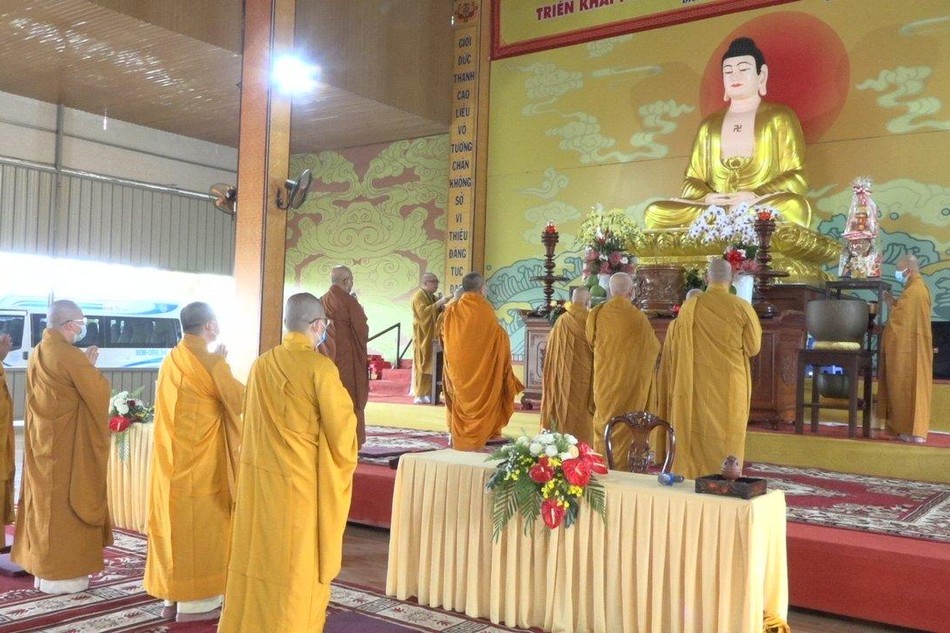 Chư tôn đức đảnh lễ Tam bảo khai giảng khóa An cư kiết hạ dành cho chư Tăng Ni tại chùa Tỉnh Hội 