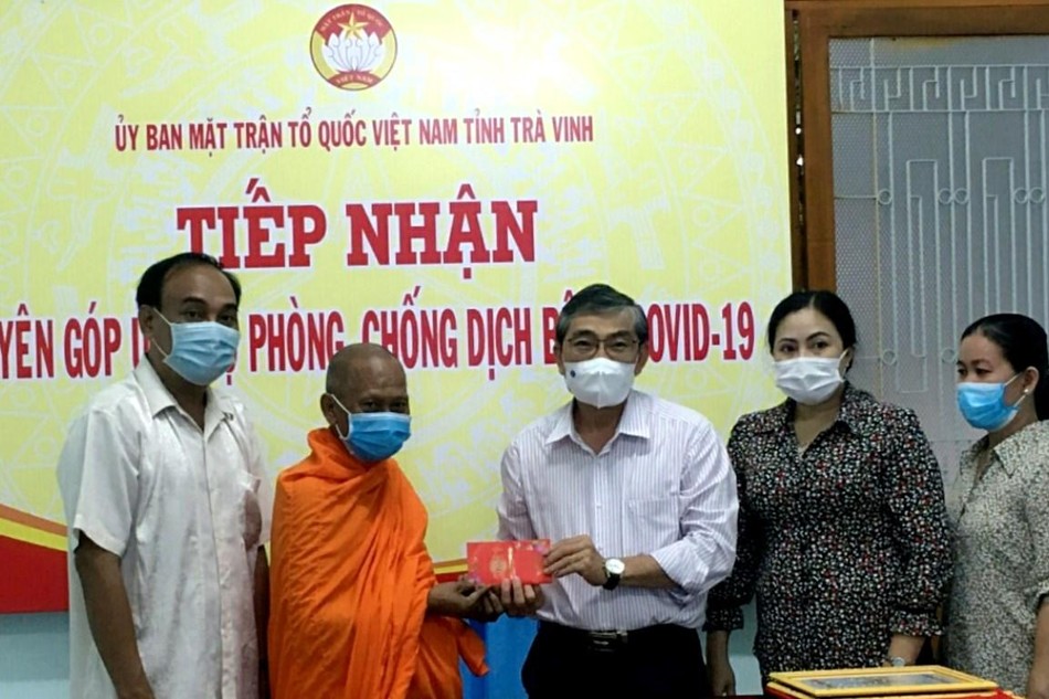 Hòa thượng Thạch Sok Xane trao tiền ủng hộ phòng chống Covid-19 đến Ủy ban MTTQVN tỉnh Trà Vinh