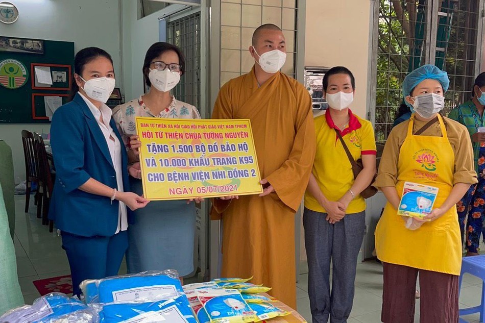 Hội Từ thiện Tường Nguyên đồ bảo hộ, khẩu trang đến Bệnh viện Nhi Đồng II - Ảnh: T.N