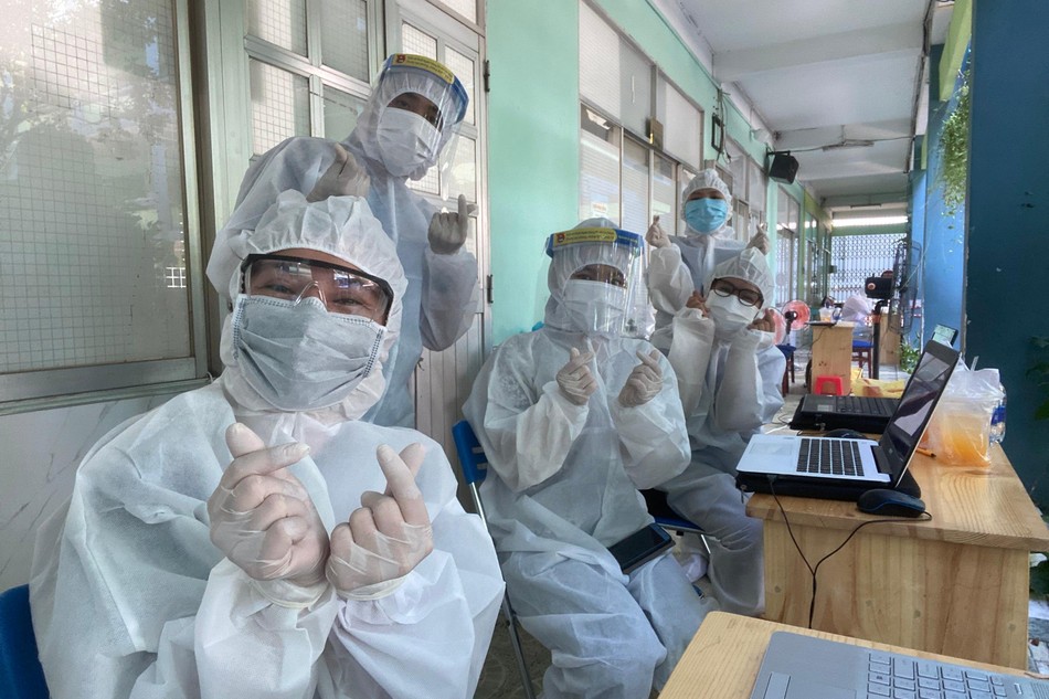 Các tình nguyện viên thuộc Thành đoàn TP.HCM tham gia hỗ trợ phòng chống dịch bệnh Covid-19