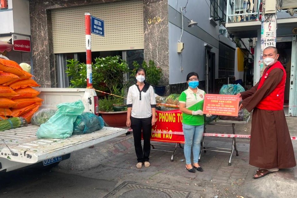 Chùa Vạn Liên tiếp tục hỗ trợ bà con đang cách ly, phong tỏa tại phường 8, quận 8