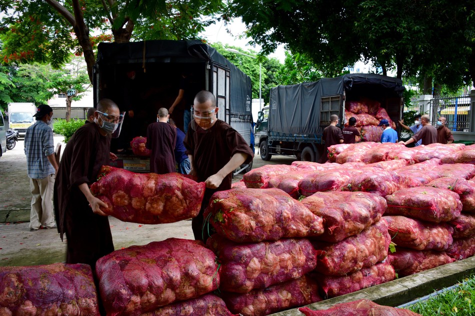 Tu viện Khánh An chuyển 12 tấn rau củ quả đến Ủy ban MTTQVN quận 12 để trao tặng bà con đang bị cách ly 