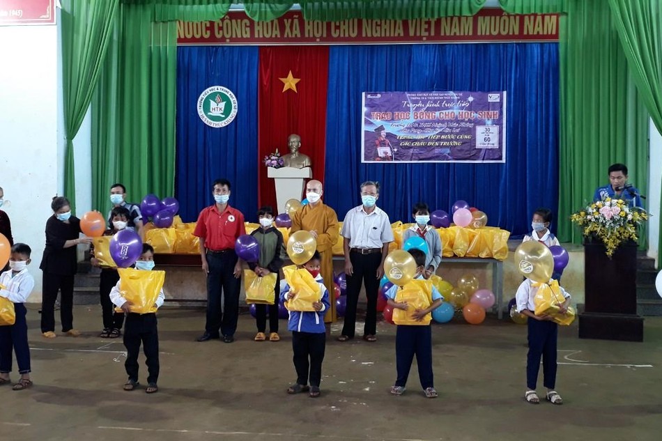 Các em học sinh được tặng quà, học bổng nhân Tết Trung thu