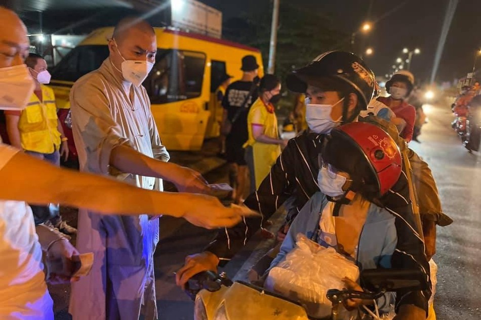 Đại đức Thích Minh Phú trao quà đến bà con về quê trên địa bàn tại xã Tân Hiệp, huyện Châu Thành, tỉnh Tiền Giang - Ảnh: T.N