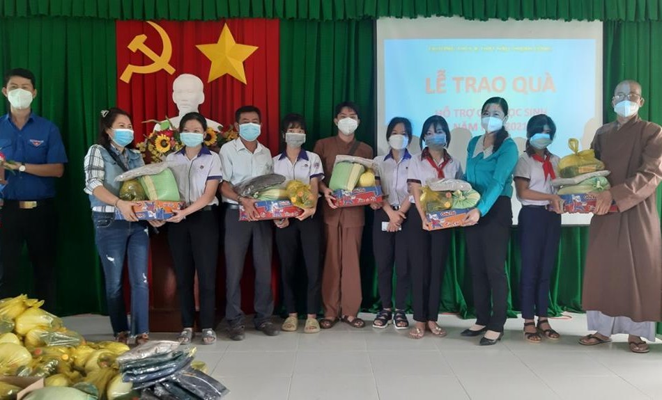 Thượng tọa Thích Lệ Tấn trao 50 phần quà đến học sinh khó khăn hiếu học