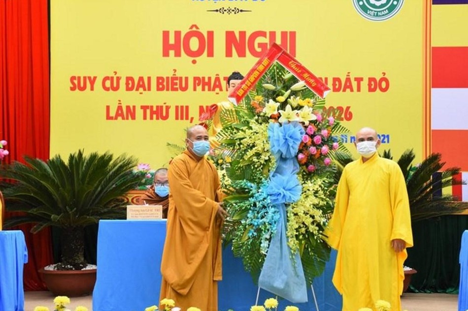 Đại đức Thích Nhuận Nghĩa, thay mặt Ban Thường trực Ban Trị sự tỉnh tặng hoa chúc mừng hội nghị