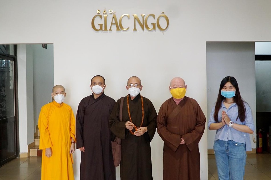 Hòa thượng Thích Huệ Trí chụp ảnh lưu niệm tại Trụ sở báo Giác Ngộ 