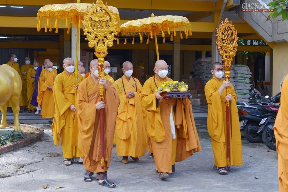 Cung thỉnh chư tôn giáo phẩm đến chánh điện tổ đình Vĩnh Nghiêm
