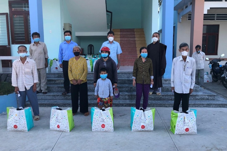 Đại đức Thích Minh Lộc cùng với chính quyền địa phương trao quà đến người dân