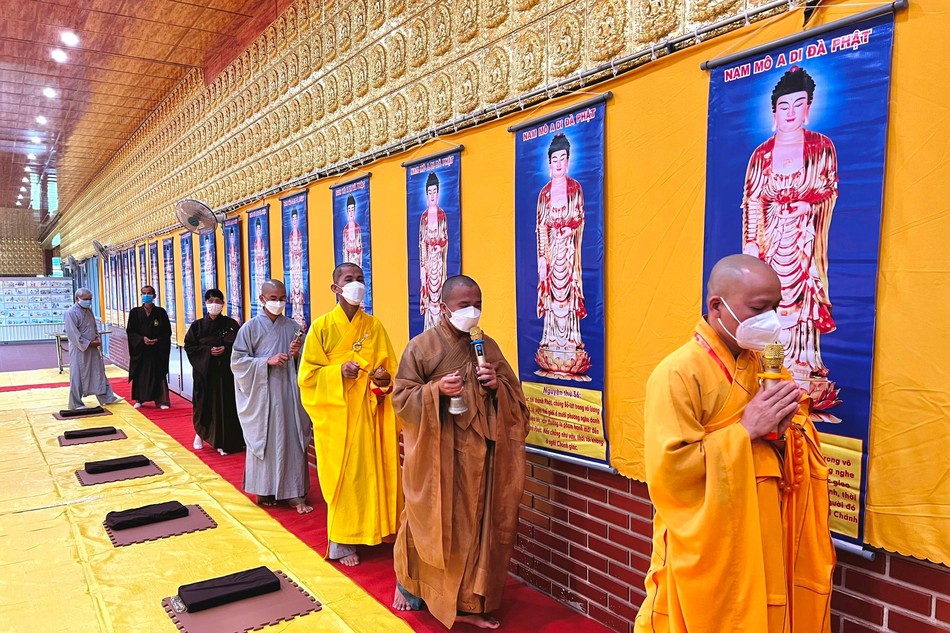 Chư Tăng và Phật tử trong nghi thức lễ vía Đức Phật A Di Đà 