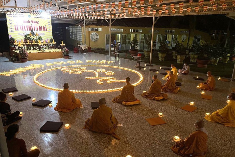 Hoa đăng vía Đức Phật A Di Đà, cầu nguyện nạn nhân tử vong do Covid-19