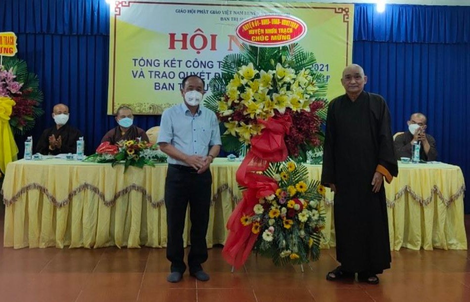 Đại diện Huyện ủy tặng hoa chúc mừng