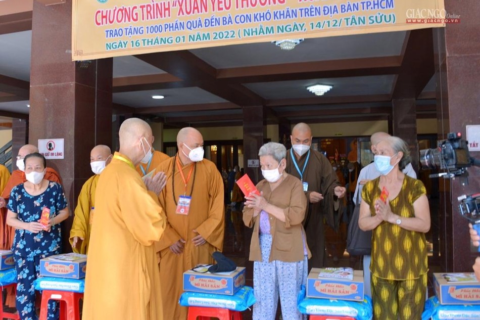 Trưởng lão Hòa thượng Thích Trí Quảng trao quà Tết và thăm hỏi bà con, tại Việt Nam Quốc Tự
