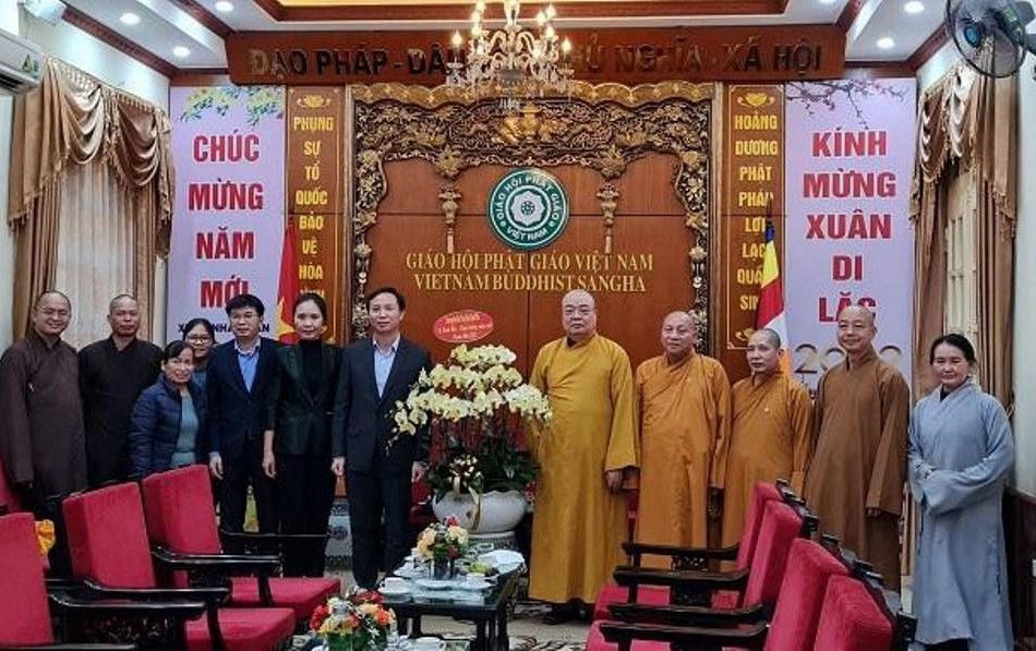 Lãnh đạo Ban Tôn giáo Chính phủ trao hoa chúc Tết đến chư tôn đức GHPGVN