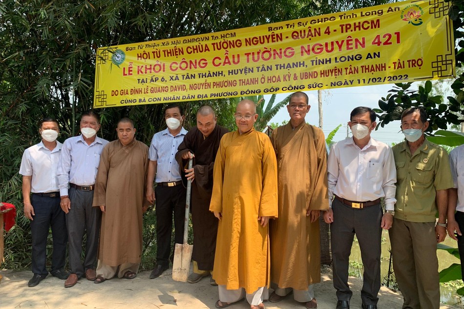 Chư tôn đức tại lễ khởi công xây dựng cầu Tường Nguyên 421- Ảnh: TN