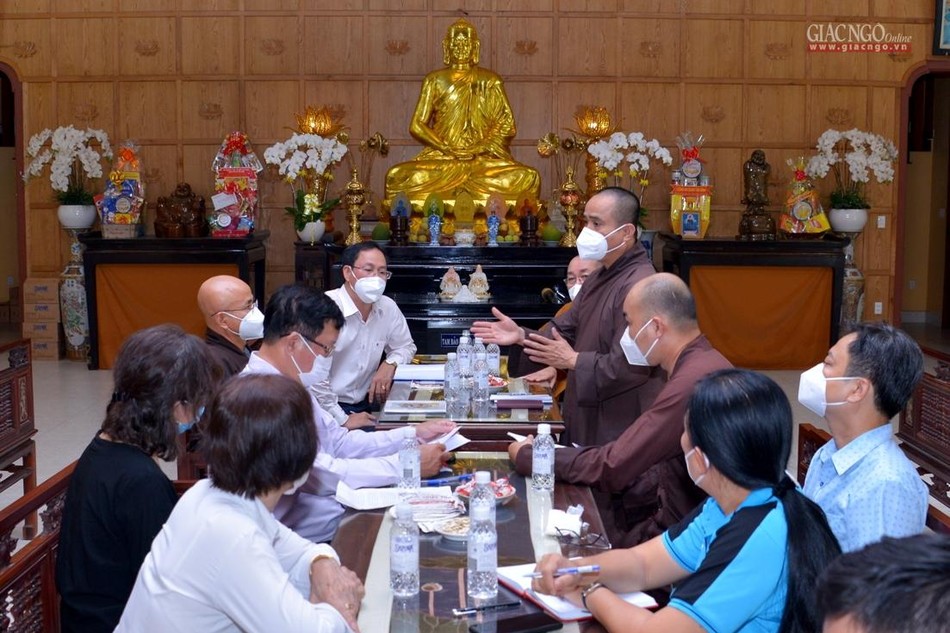 Buổi họp Ban Tổ chức lễ tang cư sĩ Tống Hồ Cầm tại chùa Hải Quang