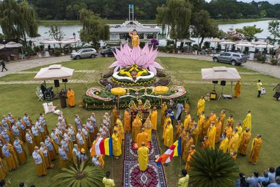 Lễ rước bảo tượng Đức Phật đản sanh tôn trí bên bờ hồ Xuân Hương